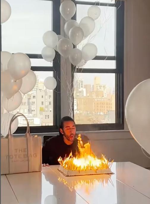 Marc Jacobs, roi de la provocation, met le feu à son gâteau d’anniversaire.