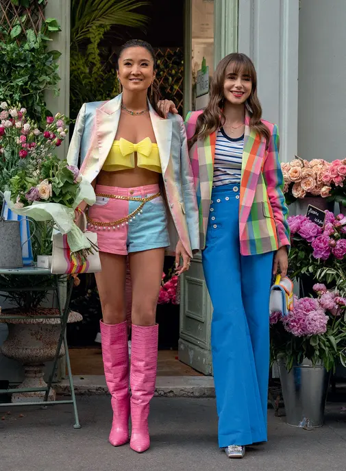 La mode d'Emily in Paris se dévoile chez Assouline