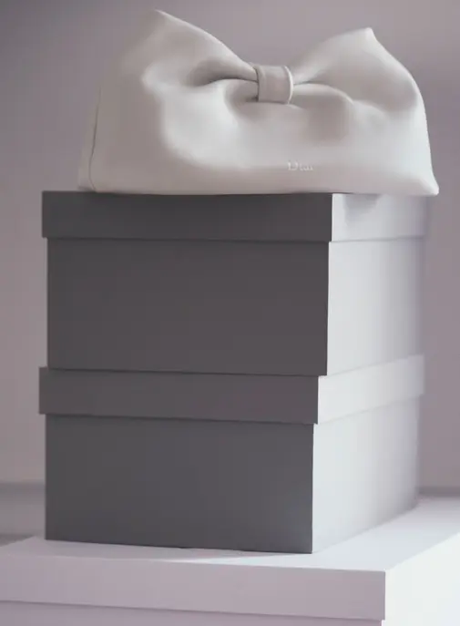 Avec son nouveau sac Bow, Dior explore l'écriture ludique de Jonathan Anderson