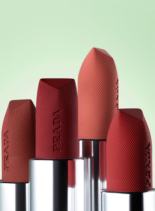 Prada Beauty lance sa ligne de maquillage et de soin.