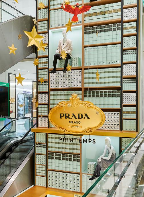 Prada imagine une bibliothèque de 11 mètres de haut pour Le Printemps Haussmann.