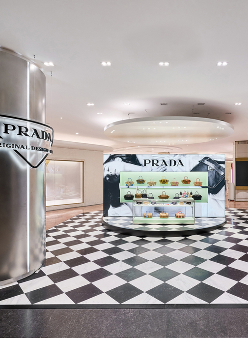 PRADA 1978 : une nouvelle série d’installations pop-up aux Galeries Lafayette.