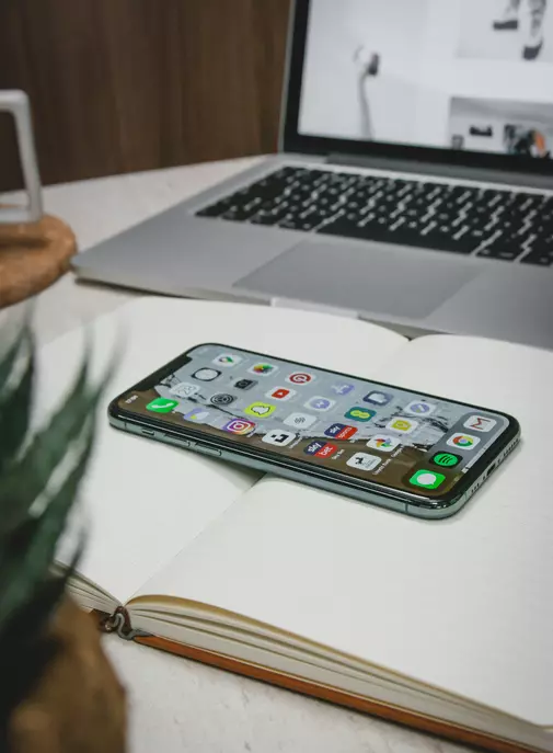 27% des acheteurs britanniques achètent des produits de luxe via les réseaux sociaux et les influenceurs