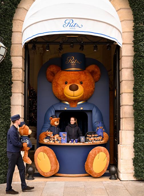 Mascotte, pop-up et jeu en ligne : le Ritz Paris orchestre sa saison festive