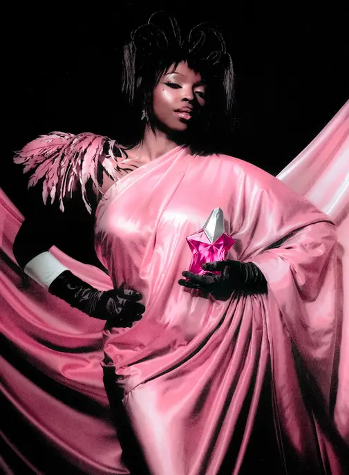 Mugler choisit la "Boss Lady" Theodora comme nouvelle ambassadrice