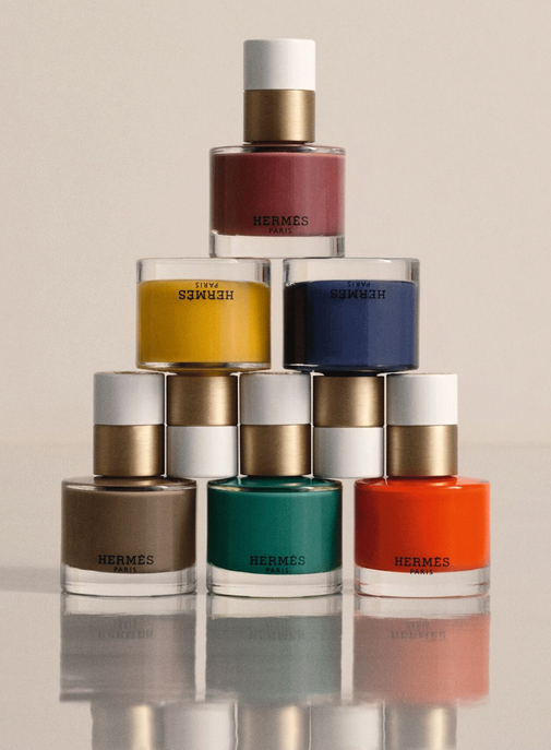 Hermès lance sa ligne de vernis et soins pour les mains.