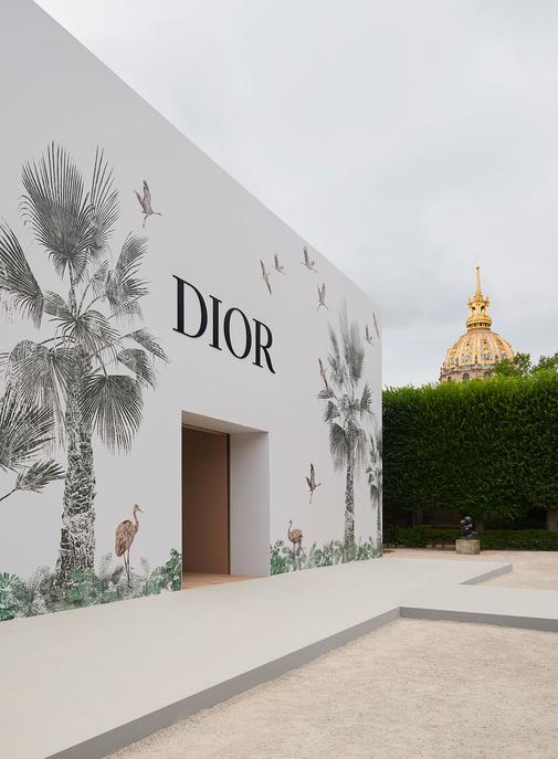 Dior ouvre le décor de son dernier défilé au grand public.