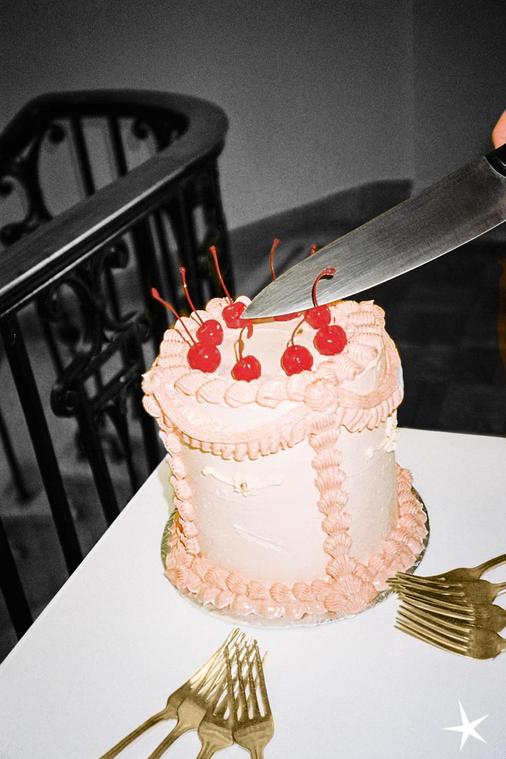 Repenser l'anniversaire de marque : un levier symbolique et stratégique de cohérence globale