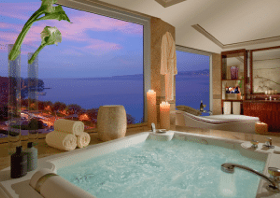 jacuzzi royal penthouse suite