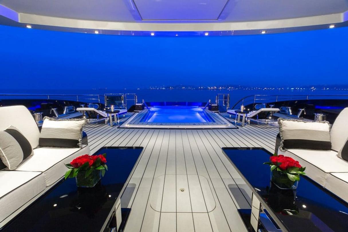 OKTO-YACHT-infinty-pool