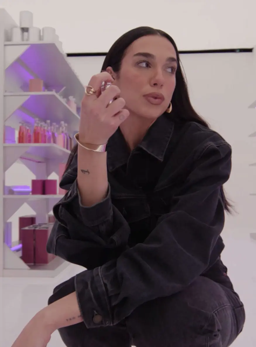 "Ambiance interactive au pop-up YSL Beauty : bornes photo Pic Me et zone de retouche maquillage pour une expérience de marque virale. Ici, la campagne Loveshine avec Dua Lipa