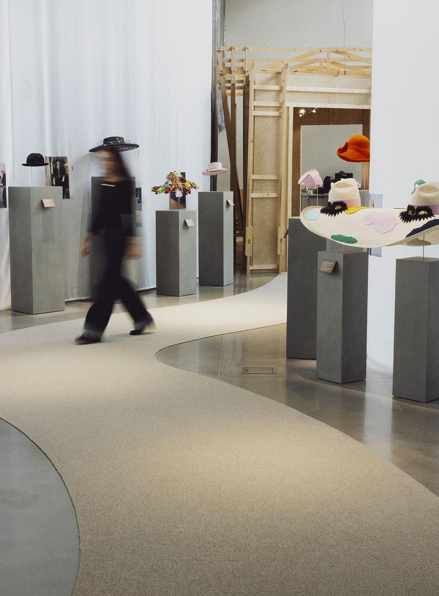 nouvelle exposition de mode à Paris jusqu'à fin 2026 sur les chapeaux de luxe Maison Michel (groupe Chanel)