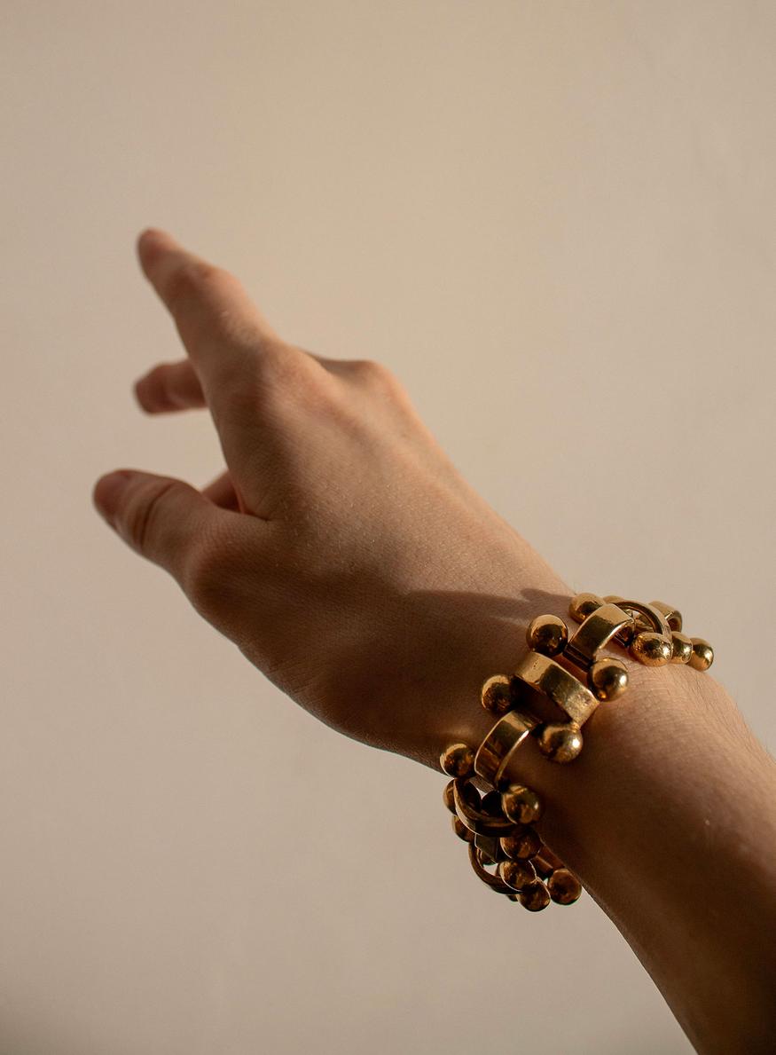 image d'un bracelet doré pour illustrer un nouvel événement dédié aux bijoux et à la joaillerie qui se tiendra à Paris en octobre 2026, aux Tuileries