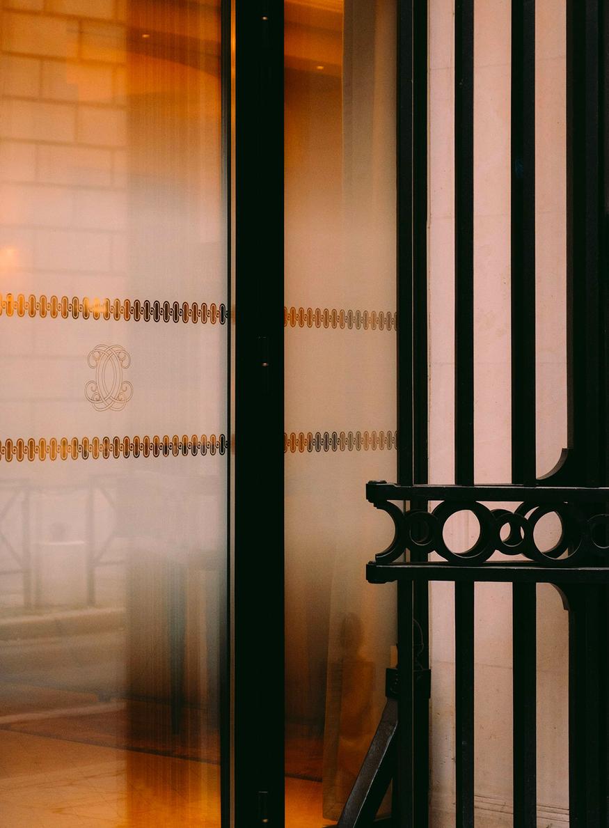 quelle est la polémique qui entoure l'hôtel de luxe et palace Crillon à Paris ?