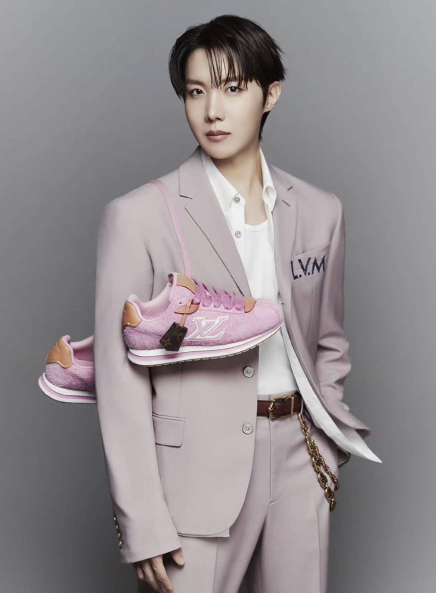 Mise en vente d'une paire de sneakers louis vuitton rose, créée avec j-hope de BTS