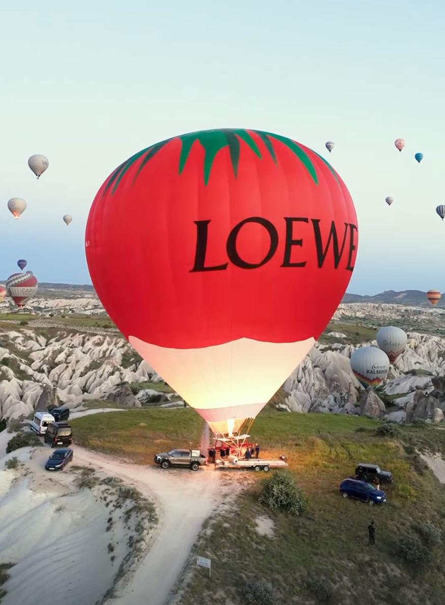 montgolfière dans la campagne de communication de la maison de mode loewe luxe