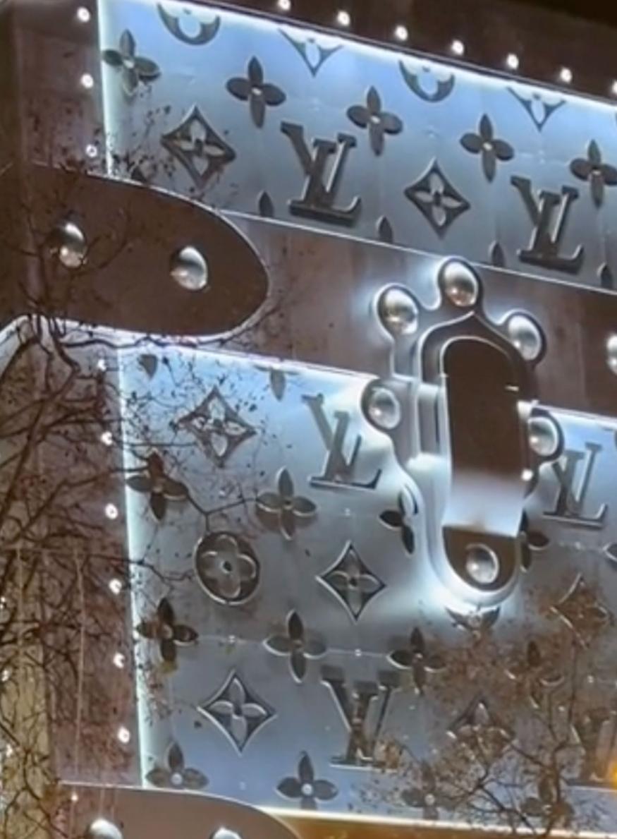 malle géante de louis vuitton sur les champs elysees paris Les Ecologistes