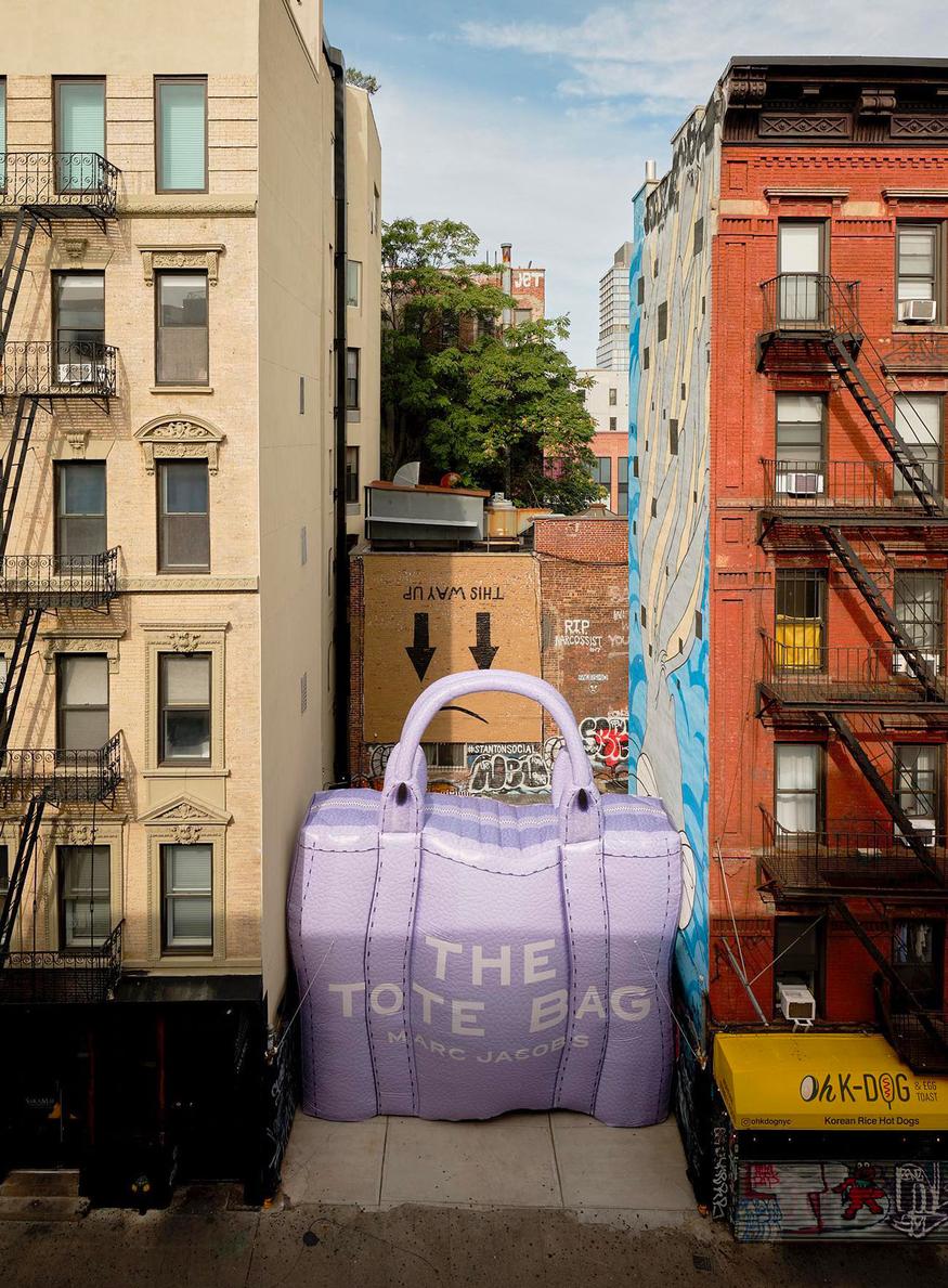 sac géant marc jacobs dans les rues de new york