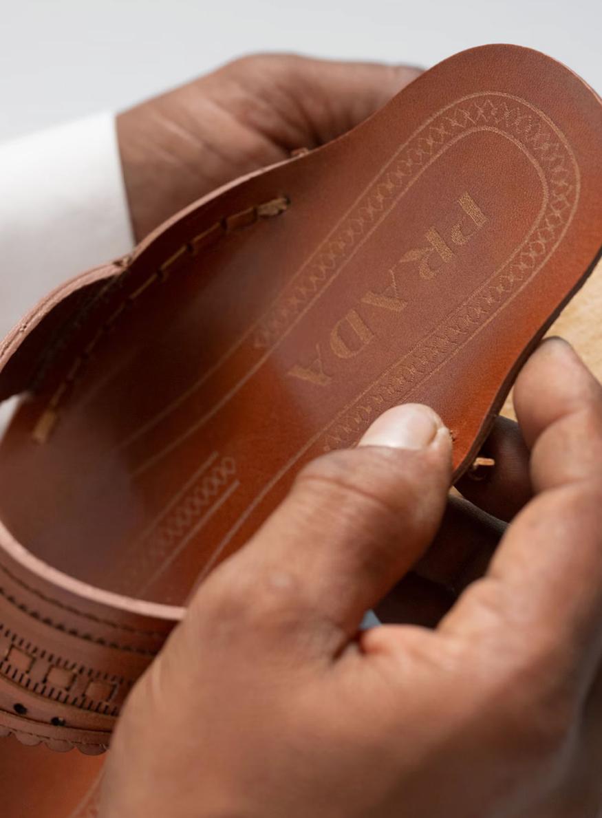 Les nouvelles sandales en cuir de prada, imaginées avec des artisans indiens