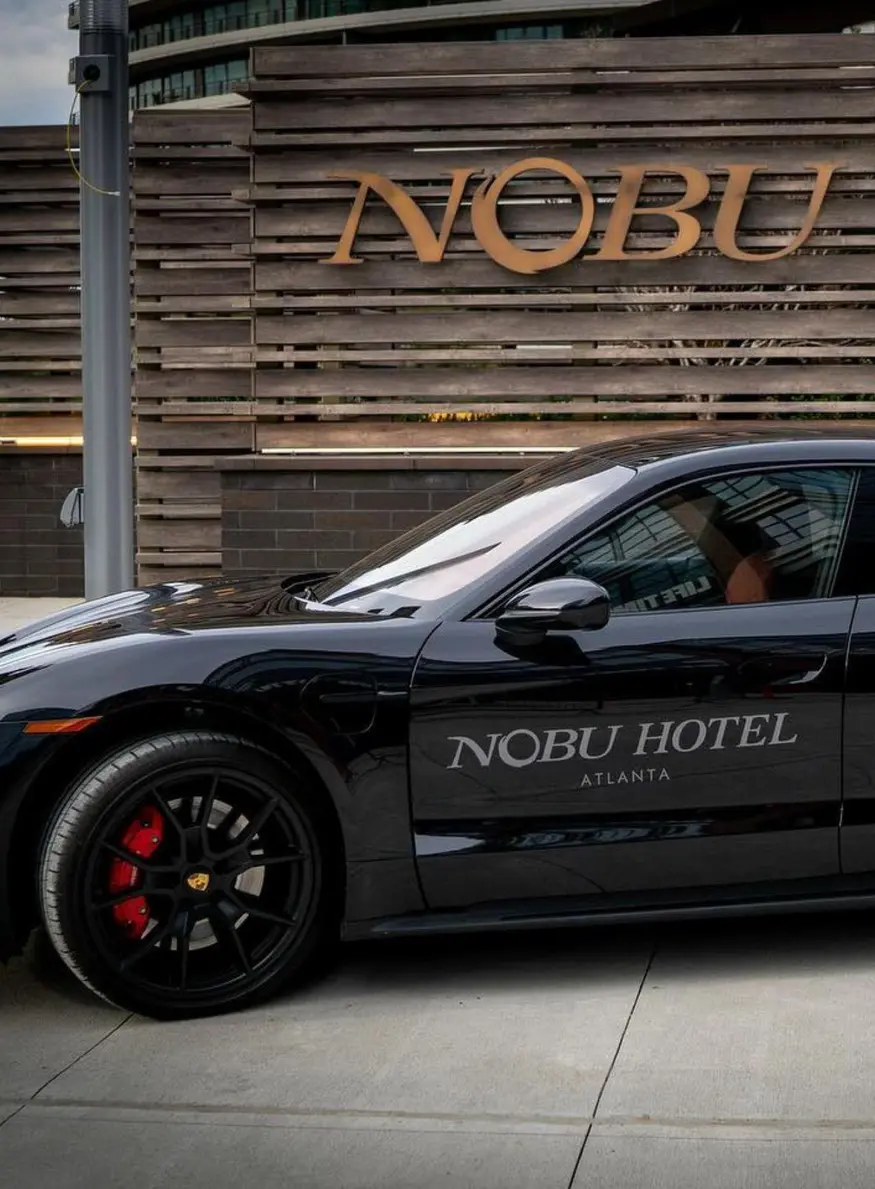 Voiture Porsche devant l'hôtel Nobu à Atlanta.