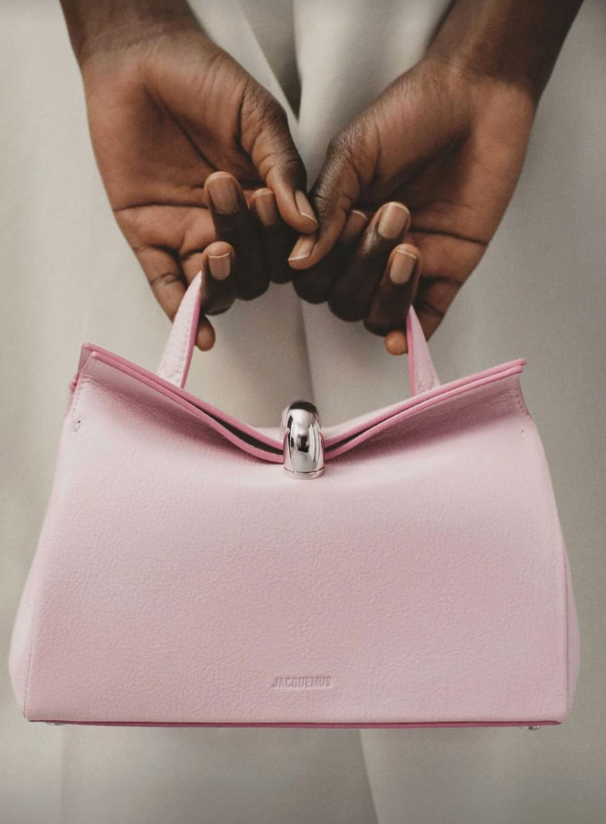 nouveauté de personnalisation sur le sac valerie de jacquemus : faire graver ses initiales