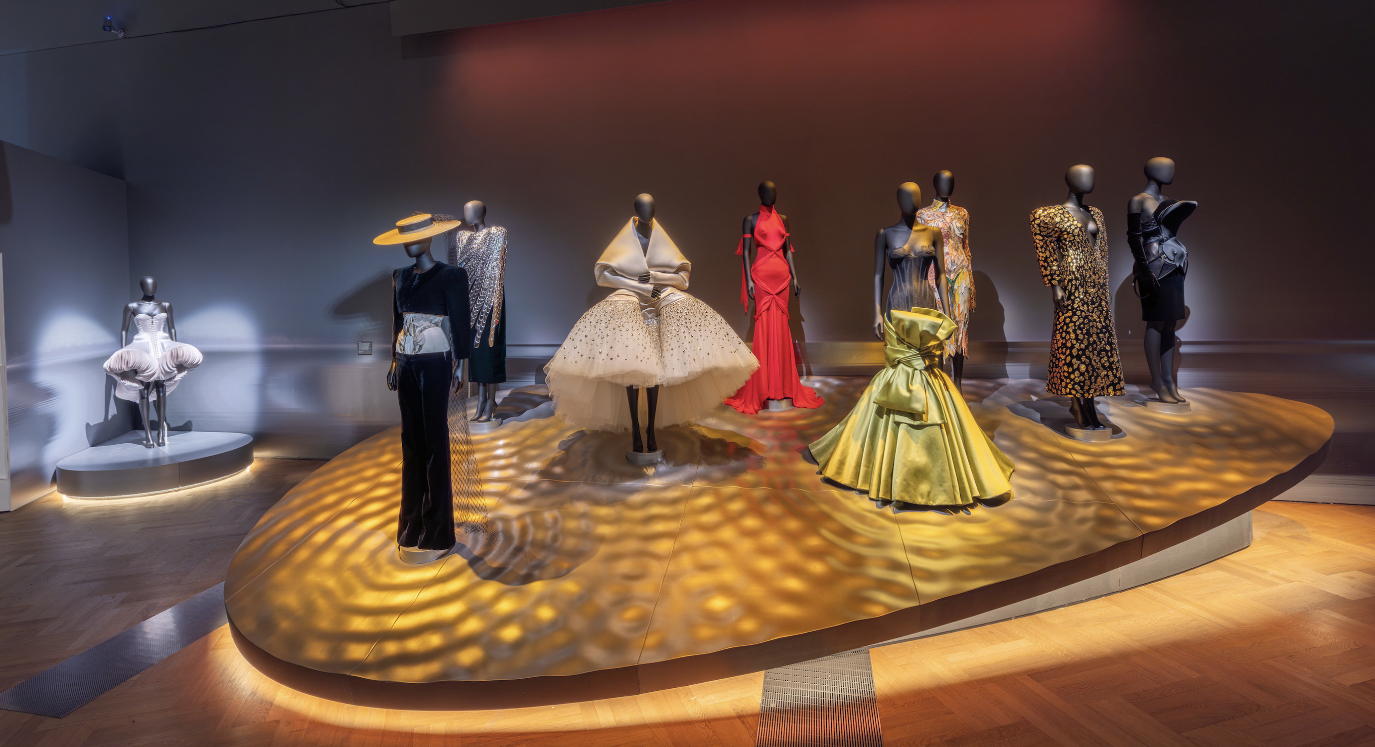 exposition de mode au victoria & albert museum, consacrée aux robes et au travail d'elsa schiaparelli