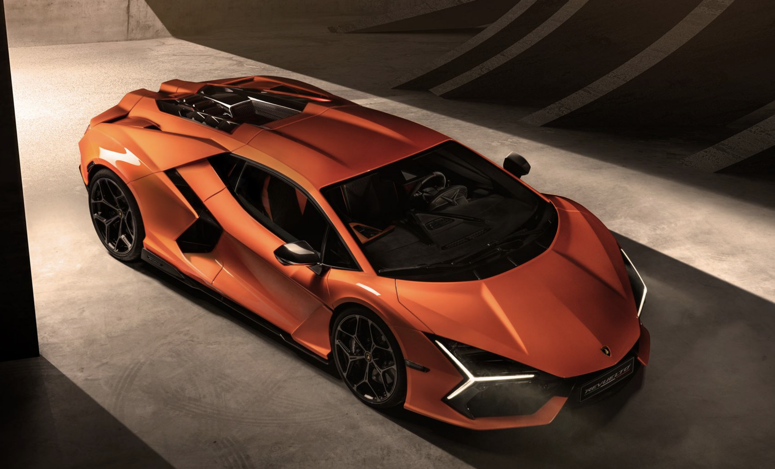 Lamborghini Revuelto hybride V12 HPEV en action, symbole de la stratégie d'hybridation rechargeable de Sant'Agata Bolognese.