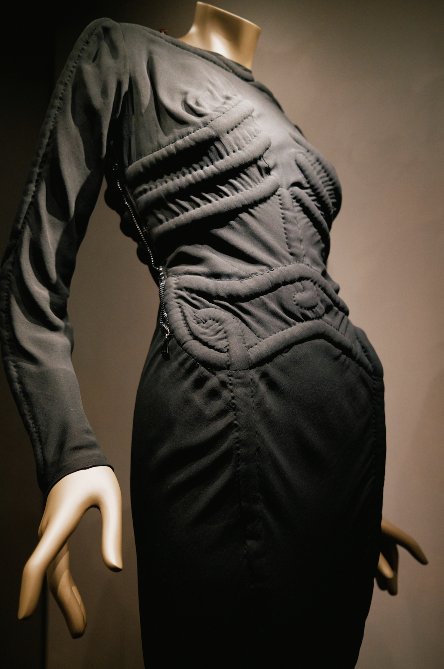 robe squelette originale d'elsa schiaparelli exposée à Londres pour la nouvelle exposition de mode du V&A jusqu'en novembre 2026