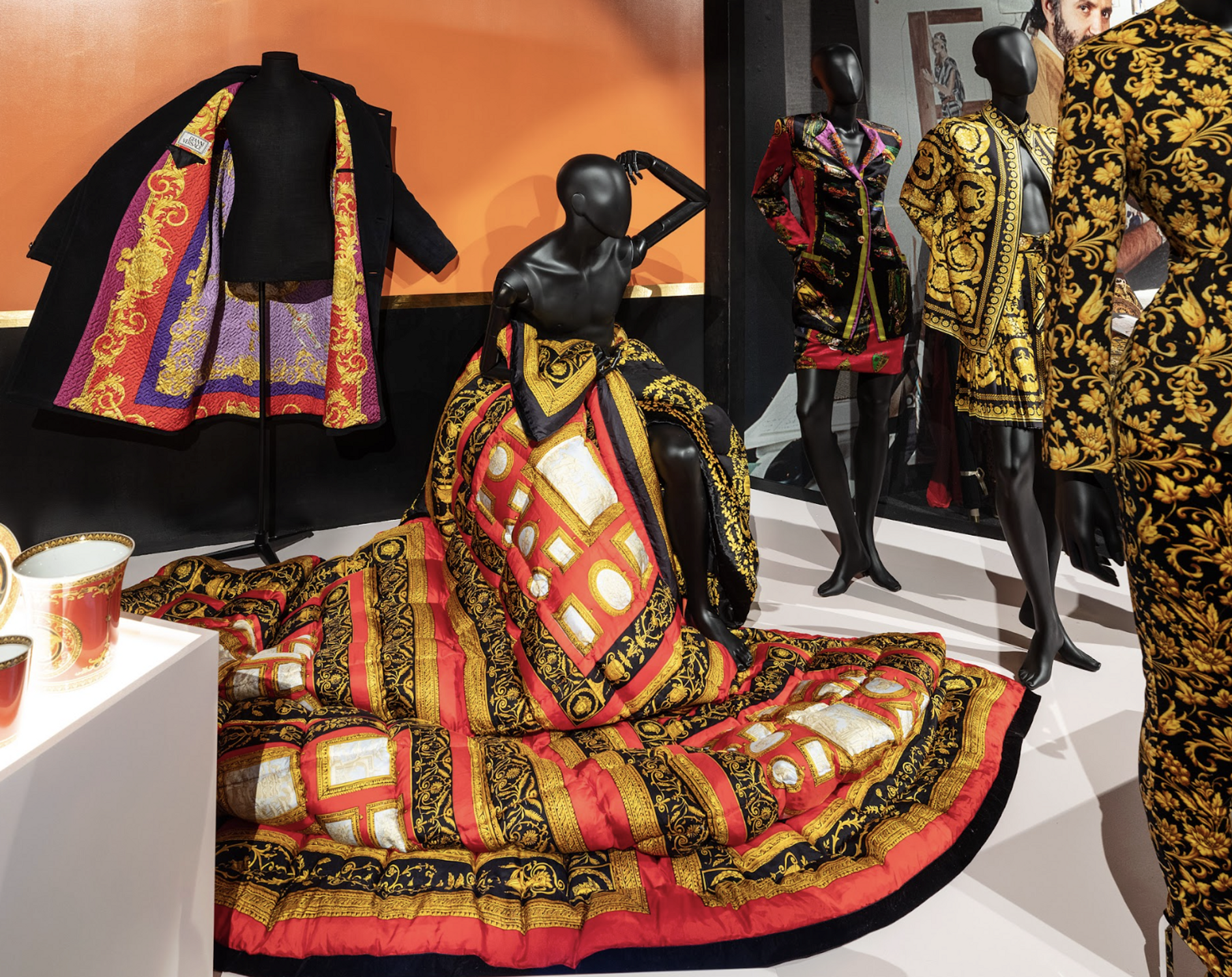 EXPOSITION de mode à Paris pour l'été 2026 - versace