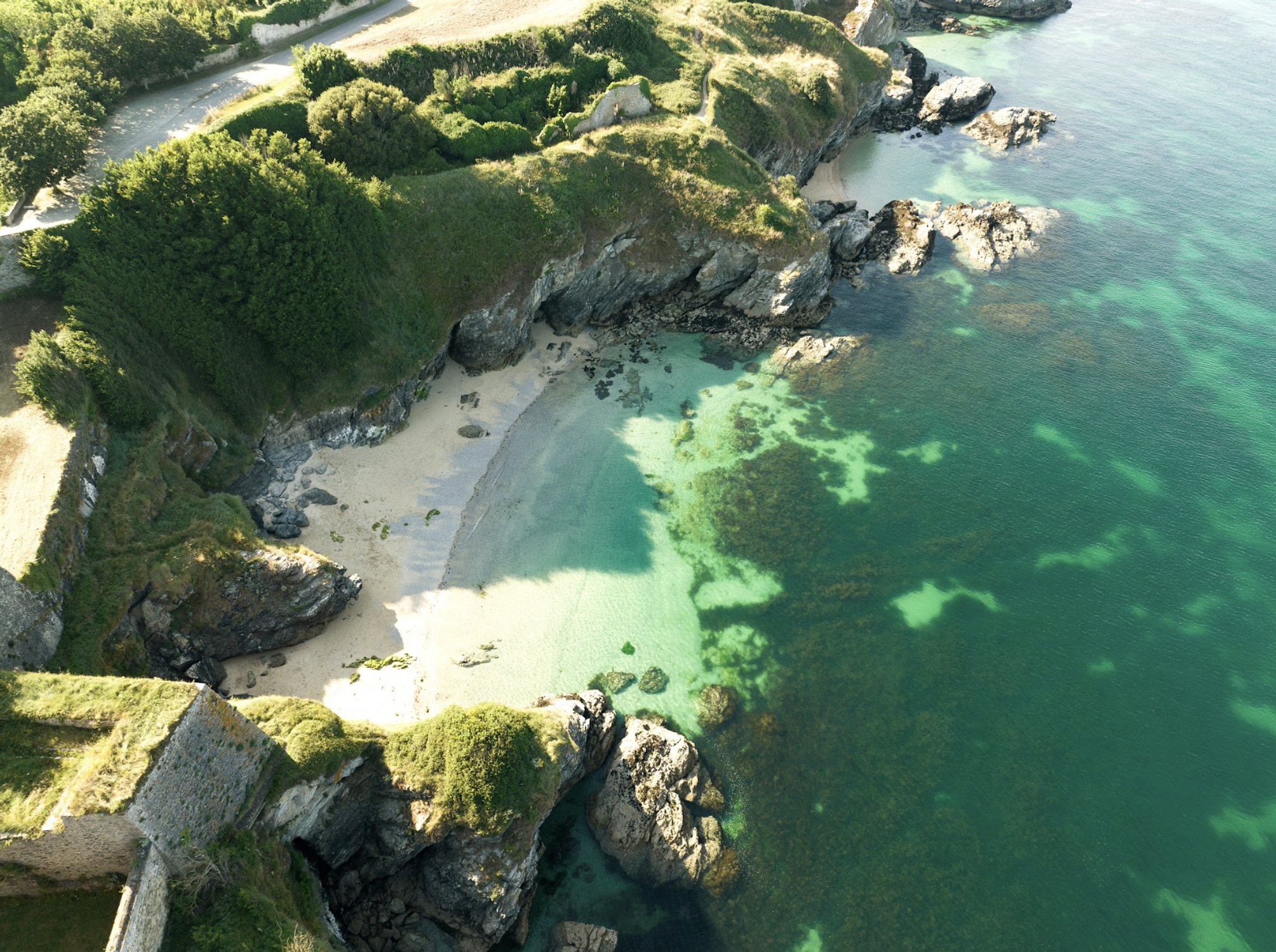 Vue panoramique de la baie et de l'entr&eacute;e du port du Palais &agrave; Belle-&Icirc;le-en-Mer, domin&eacute;e par la Citadelle Vauban.