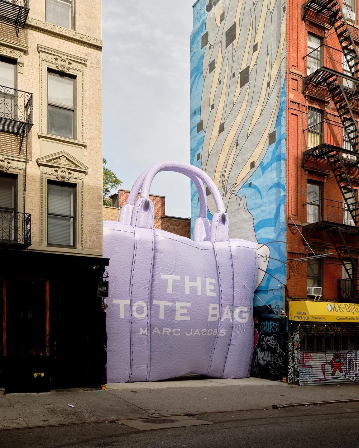 the tote bag sac geant installation marc jacobs