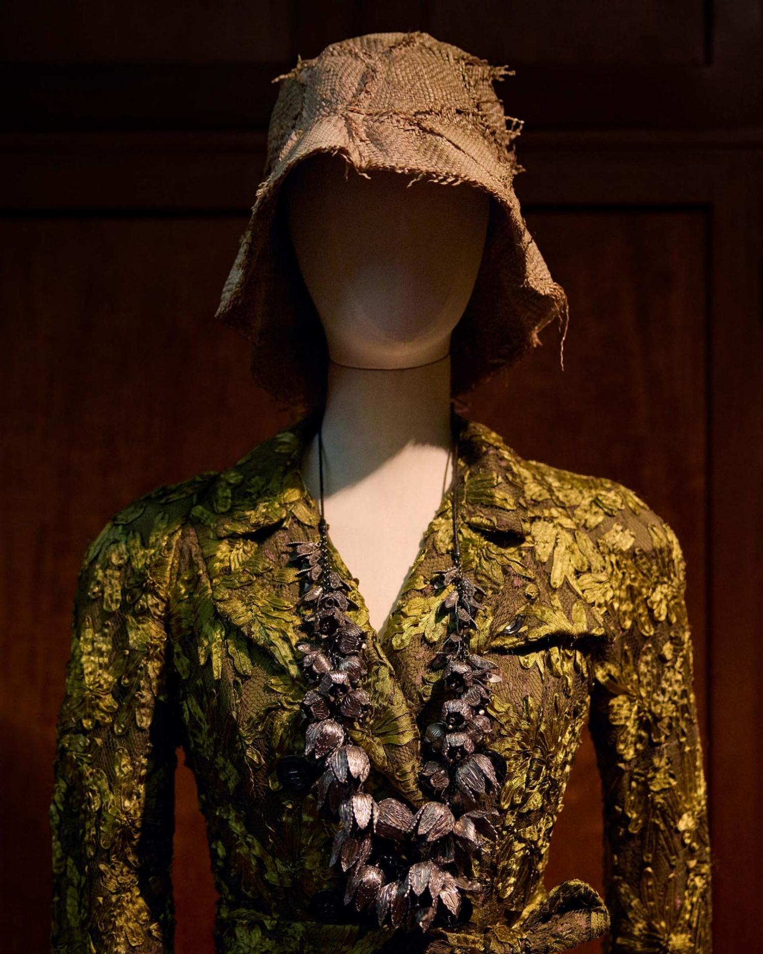 trench brodé vert burberry exposition de mode londres victoria & albert museum