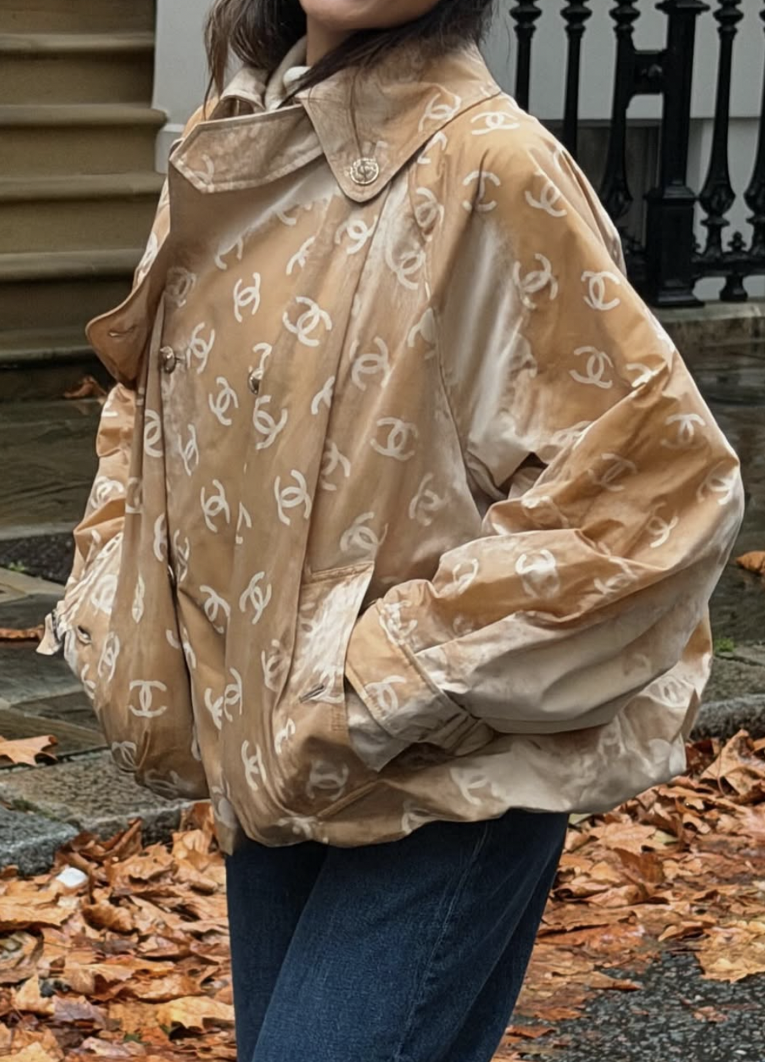 veste trench logo sous la pluie chanel