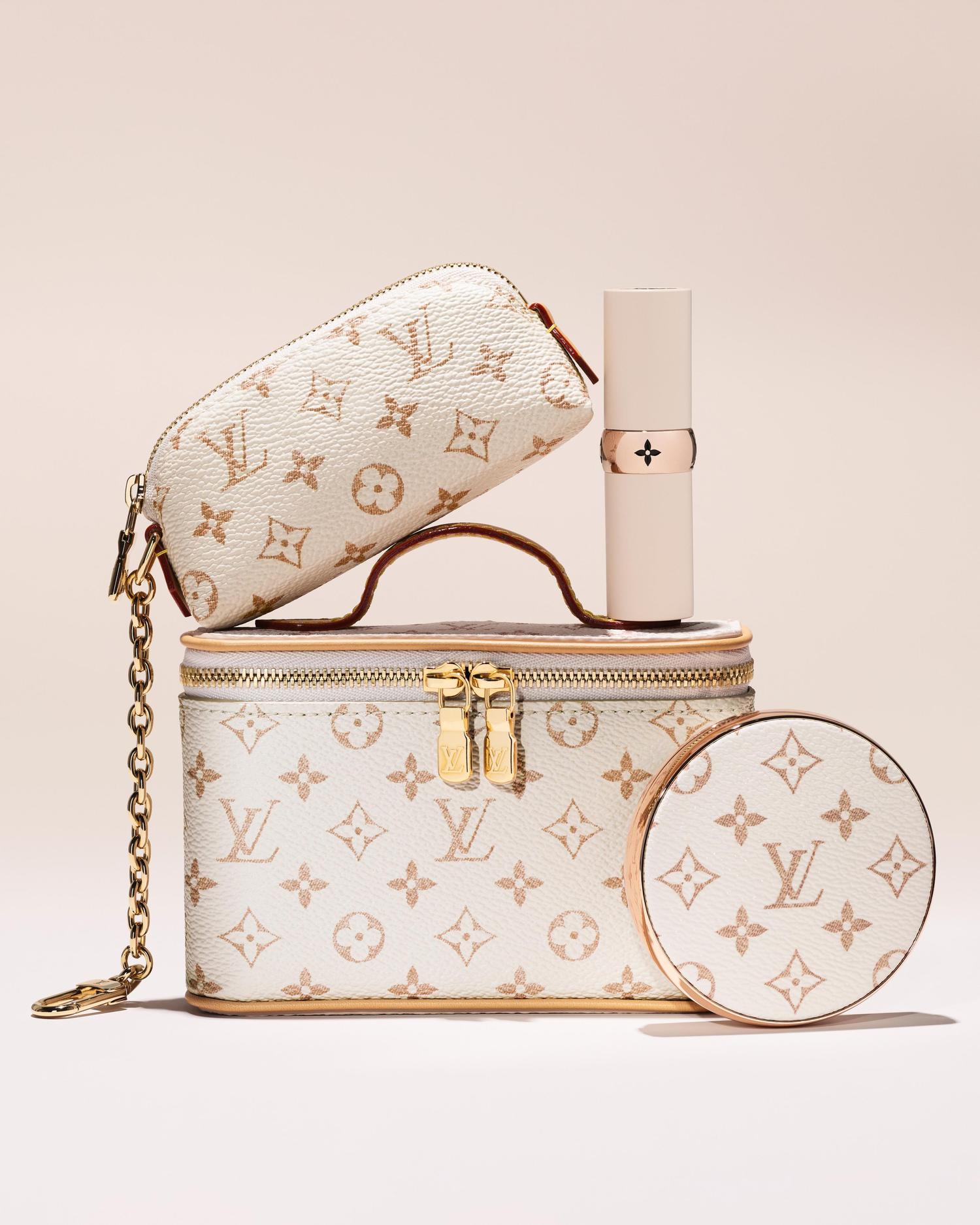 trousses de maquillage avec le logo monogram de louis vuitton
