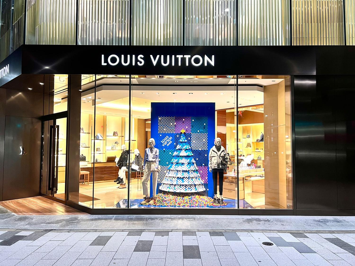 Louis Vuitton s'associe à LEGO pour ses vitrines de Noël.