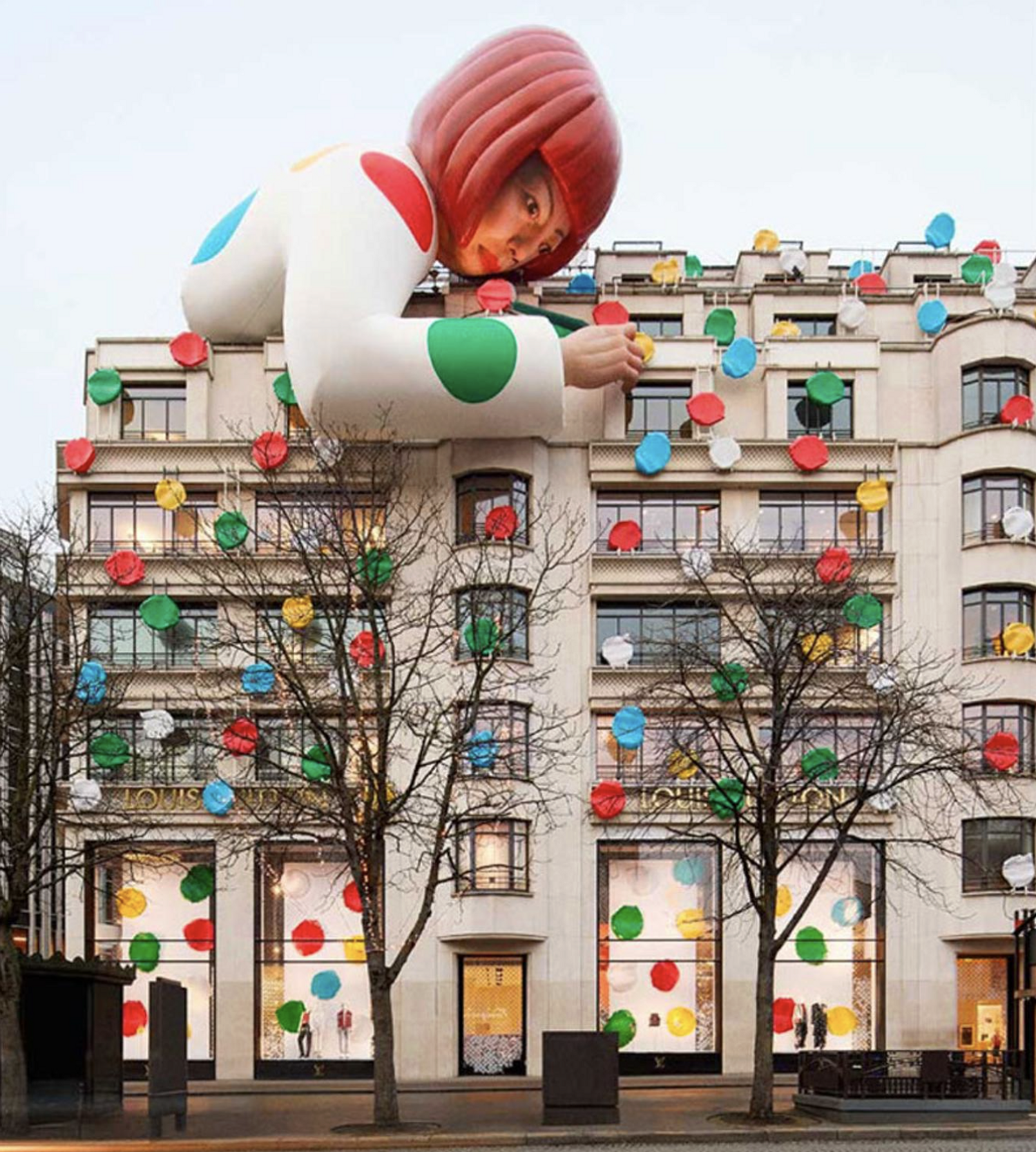yayoi kusama, artiste qui dessine des pois et des points, polka dots, lors de sa collaboration avec la maison de luxe louis vuitton