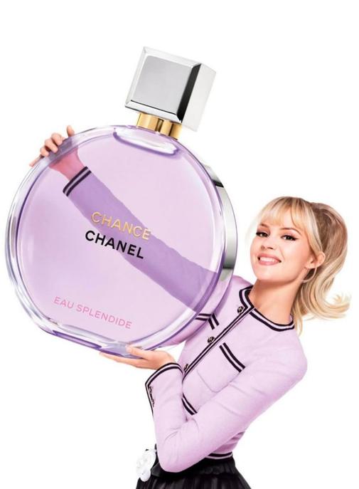 Chanel choisit Angèle comme visage de son nouveau parfum